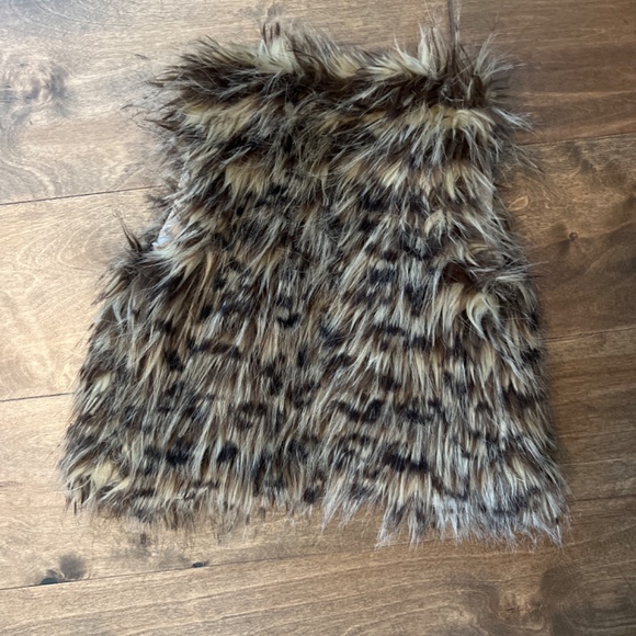 Girl’s Fur Vest - Picture 2 of 3